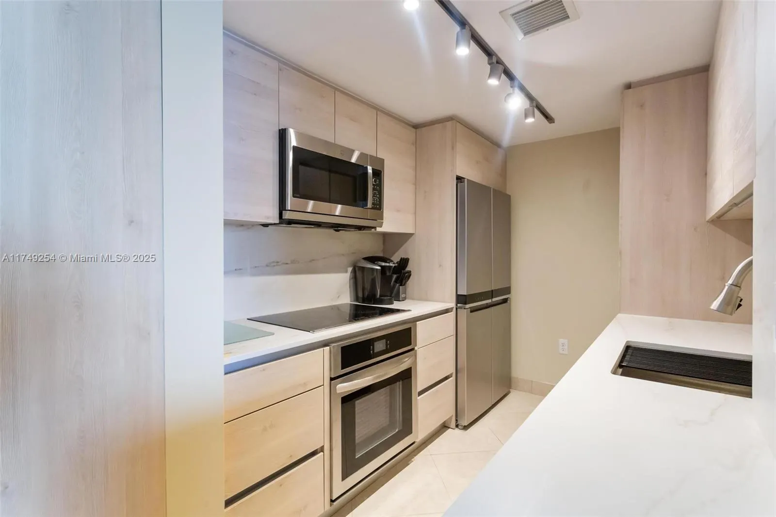 10275 COLLINS AV, #1018