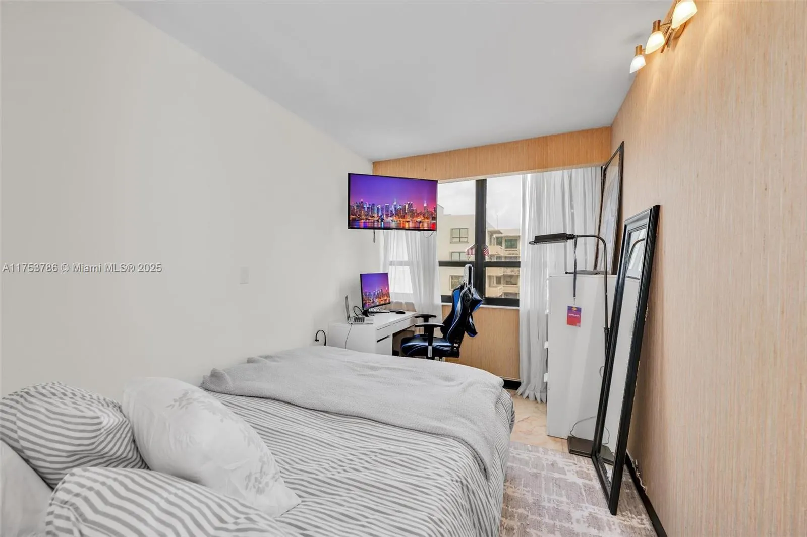 10175 Collins Ave, #1207