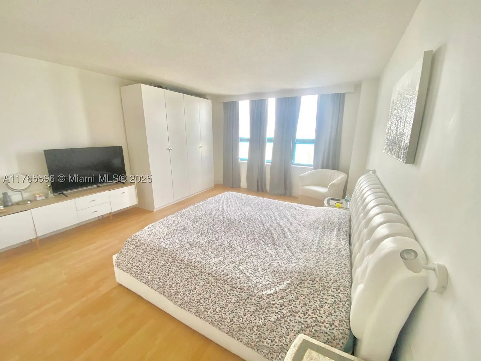9801 Collins Ave #8M
