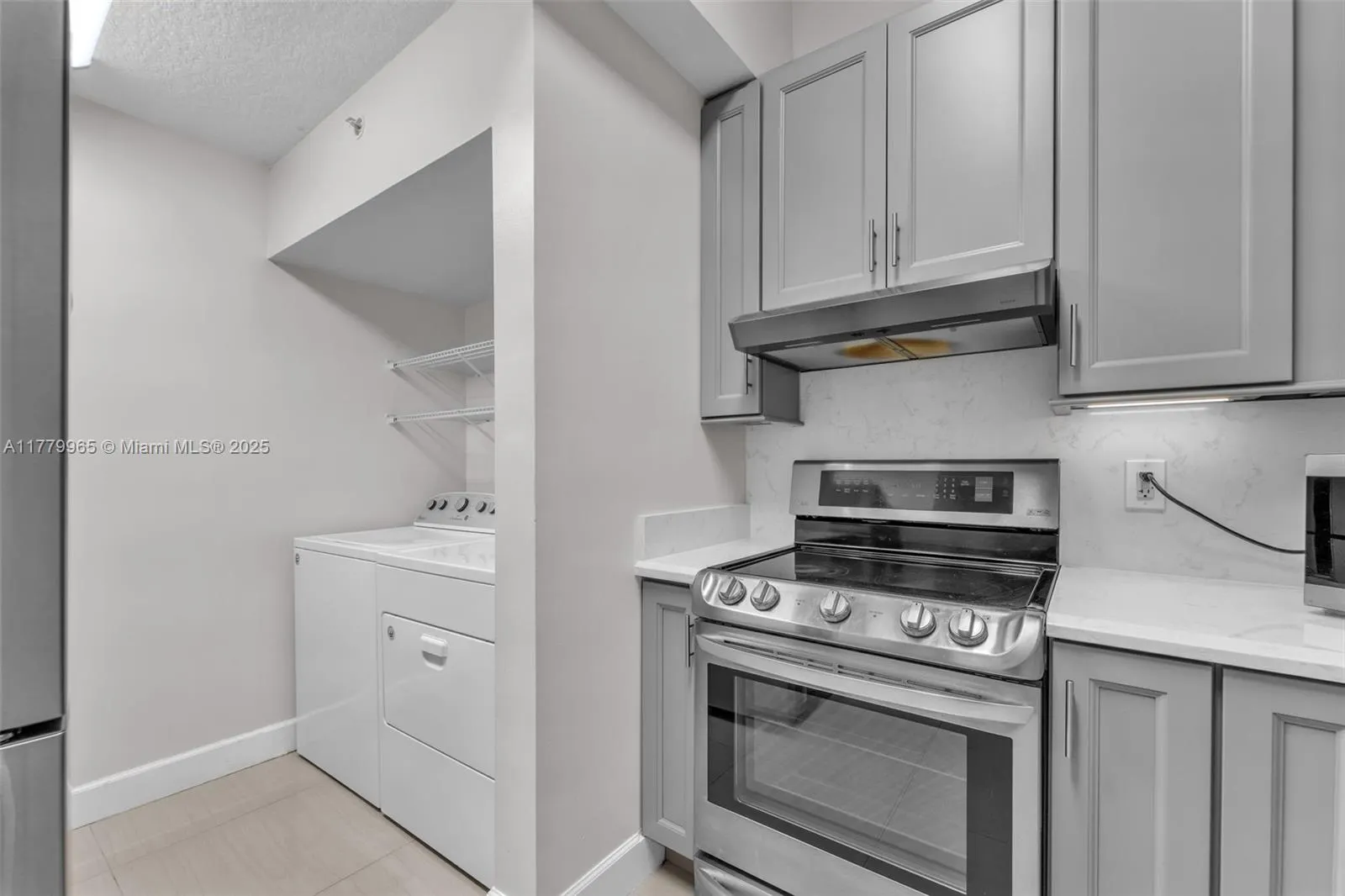 619 E Sheridan St, #406