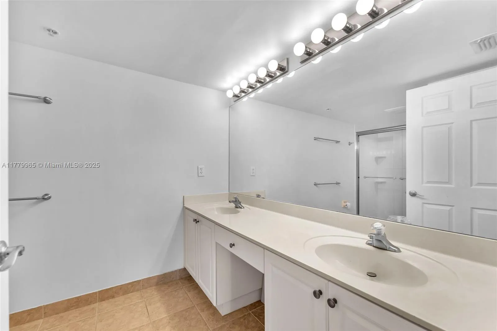 619 E Sheridan St, #406
