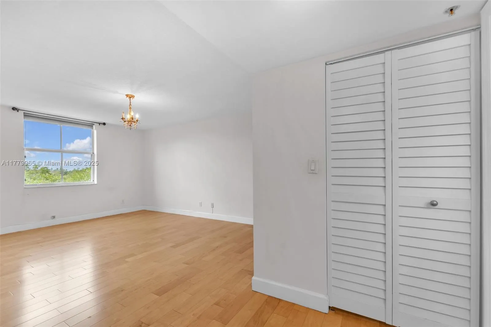 619 E Sheridan St, #406