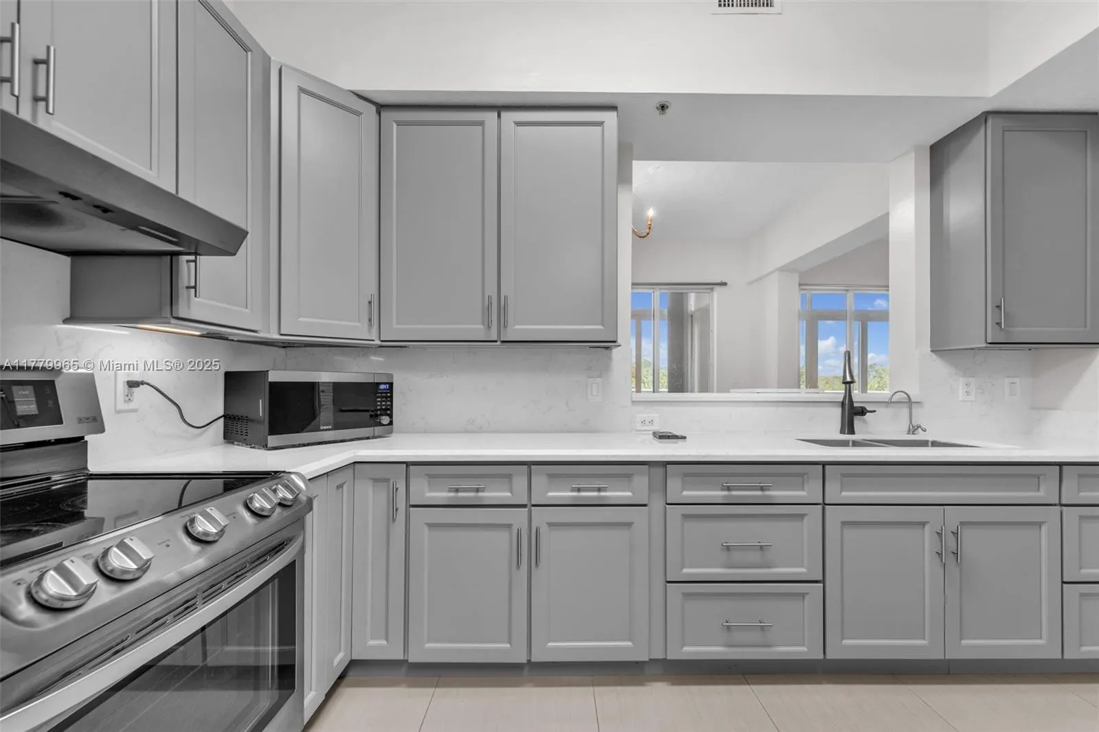 619 E Sheridan St, #406