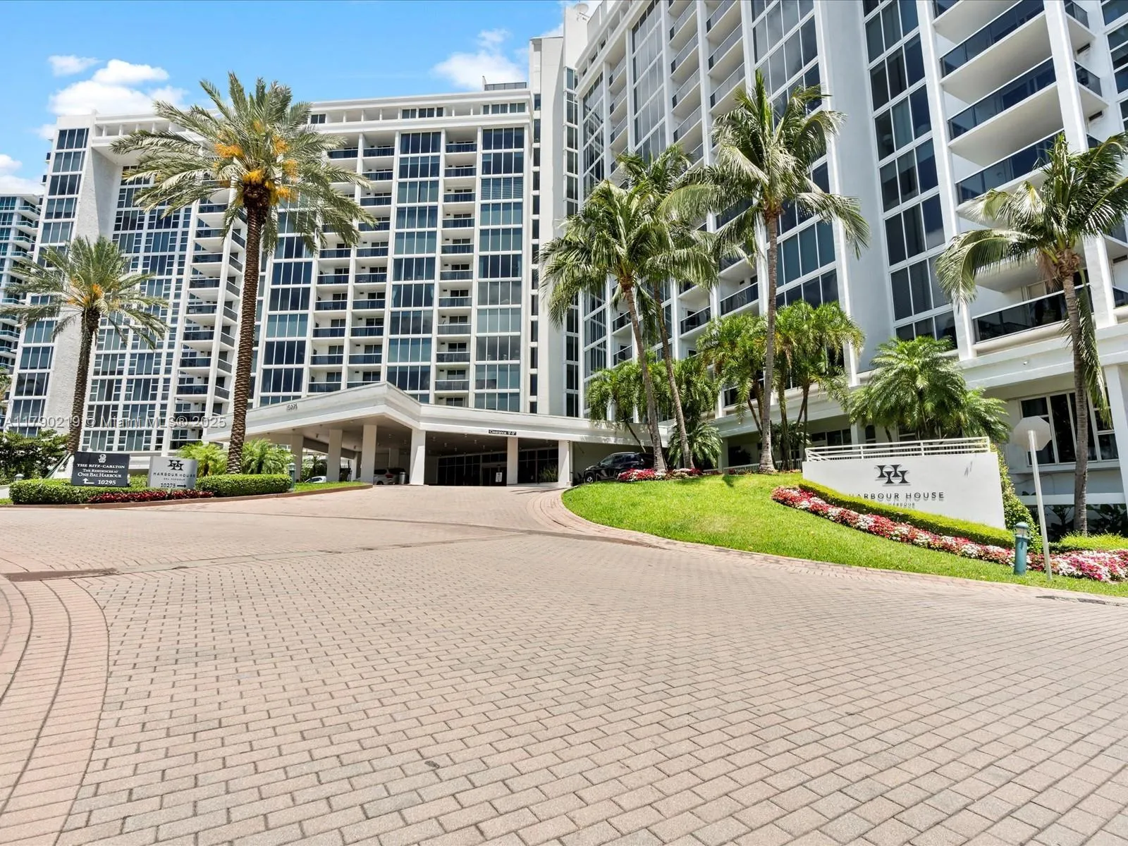 10275 Collins Ave, #529
