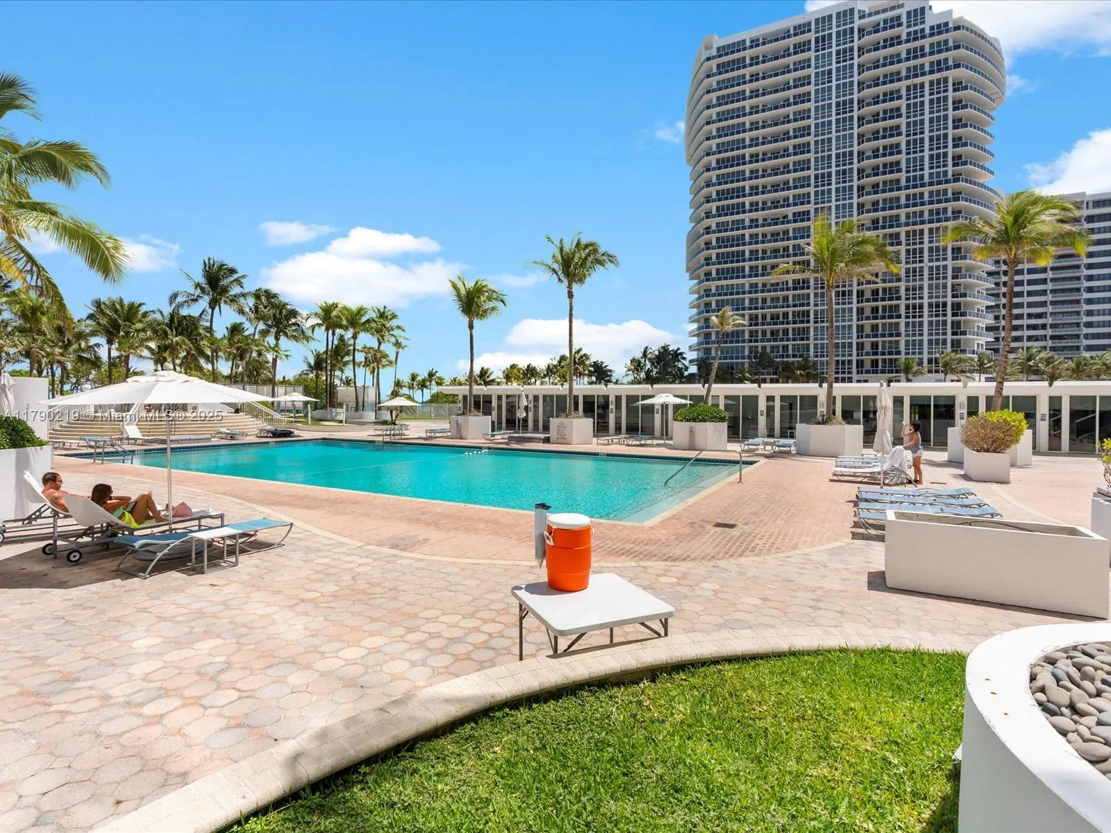 10275 Collins Ave, #529