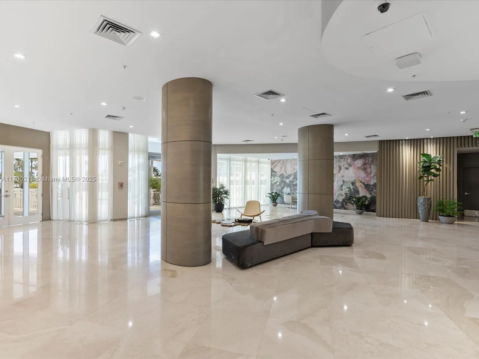10275 Collins Ave, #529