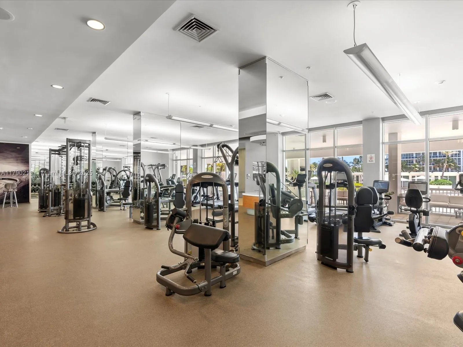 10275 Collins Ave, #529