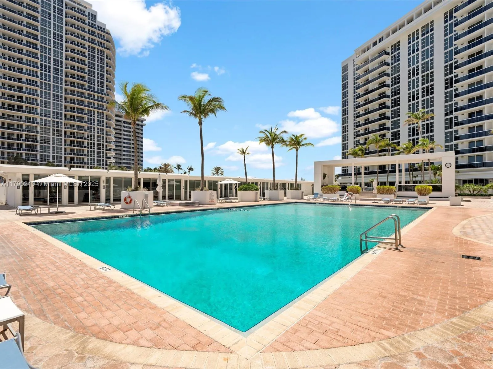 10275 Collins Ave, #529
