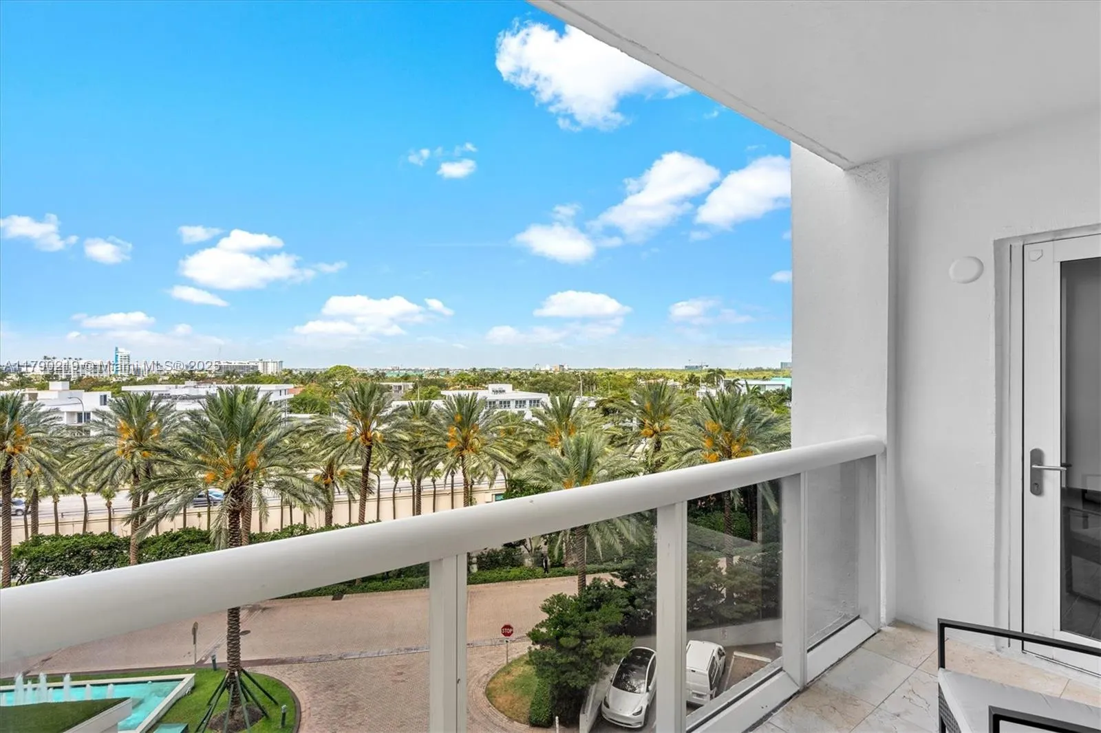 10275 Collins Ave, #529