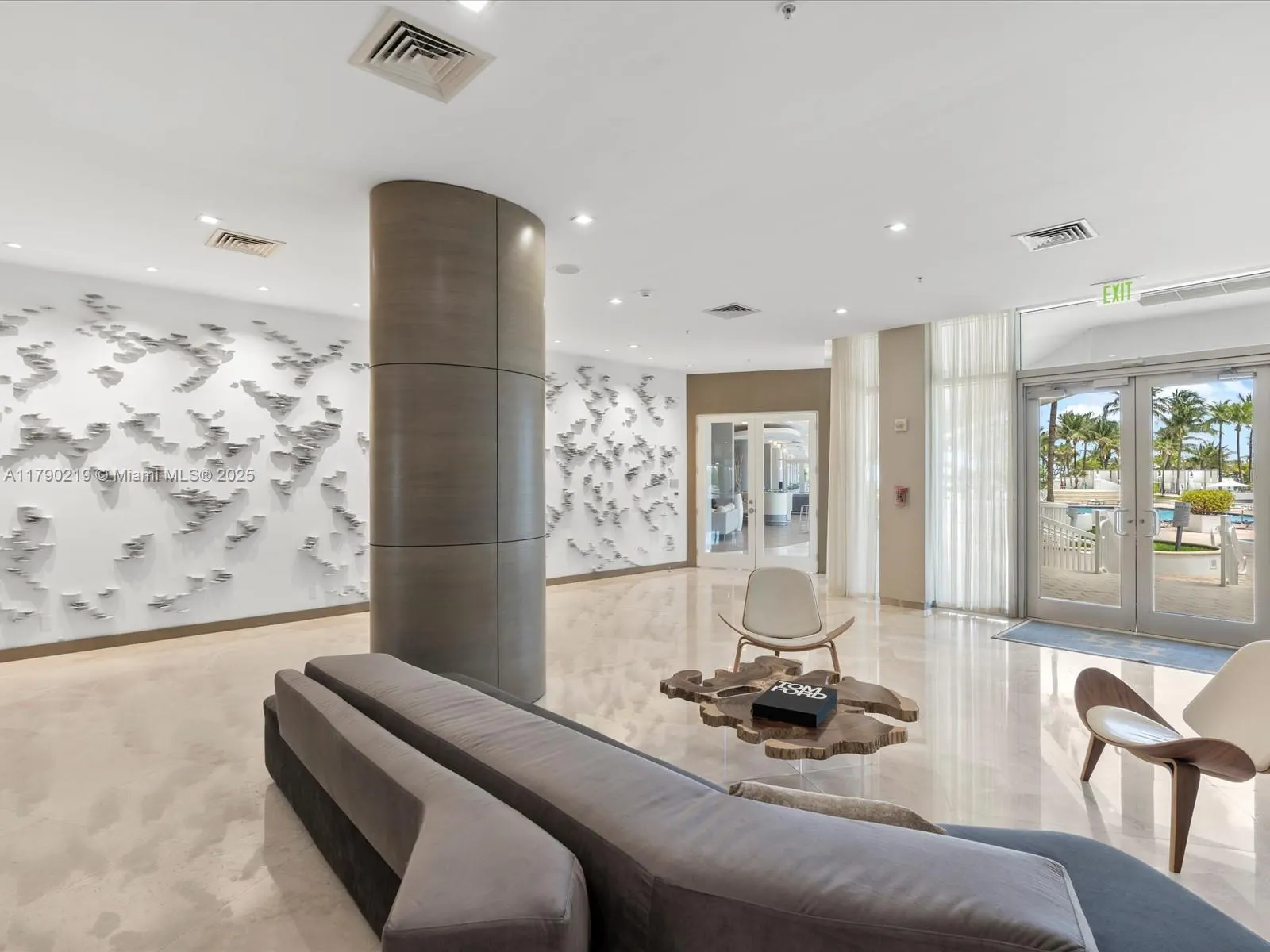 10275 Collins Ave, #529