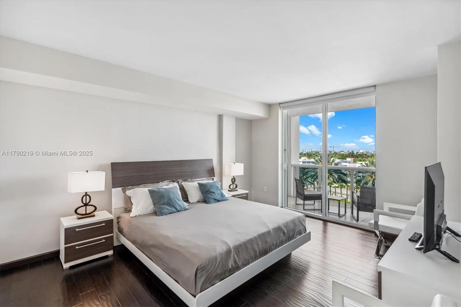 10275 Collins Ave, #529