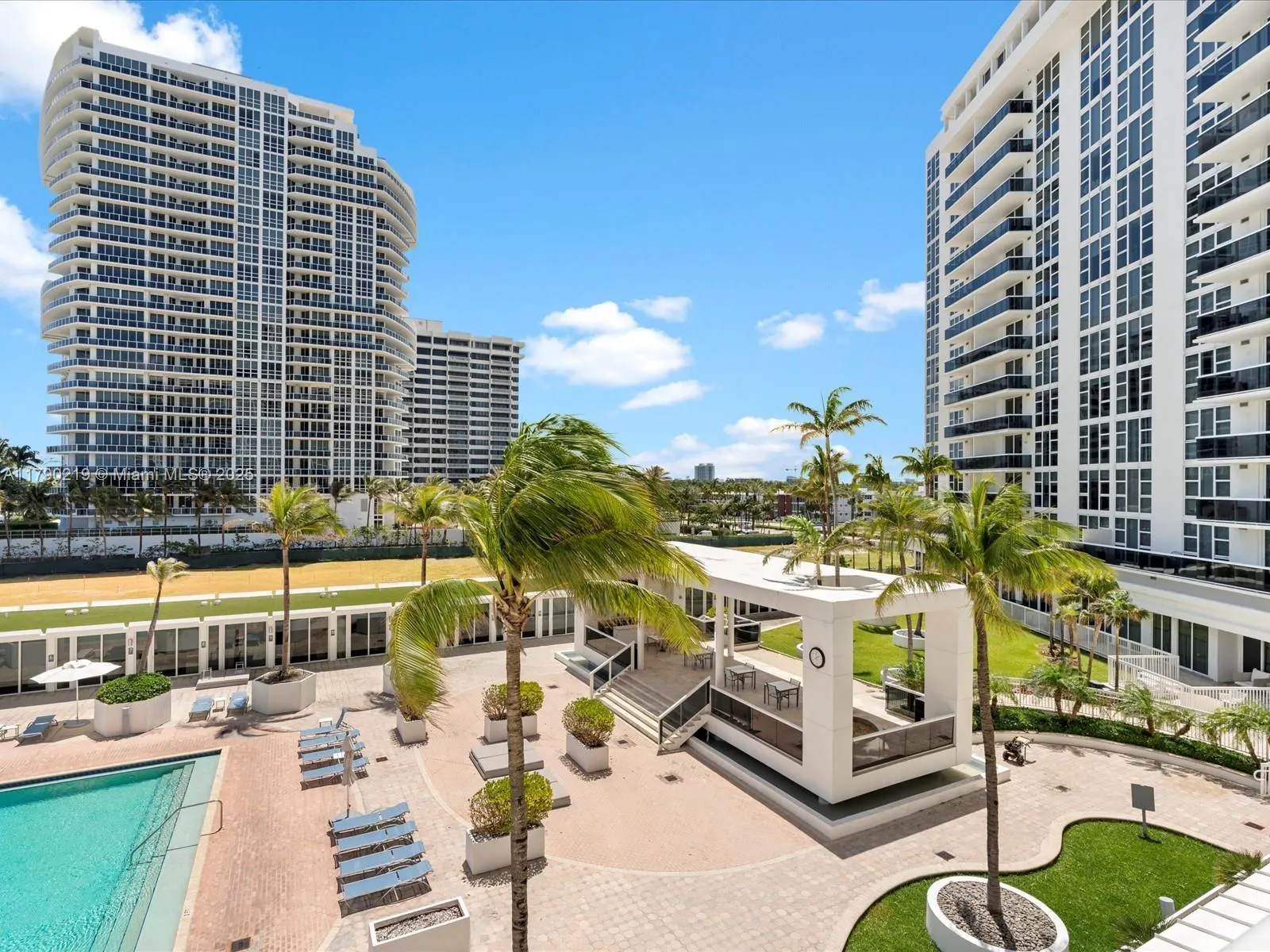 10275 Collins Ave, #529