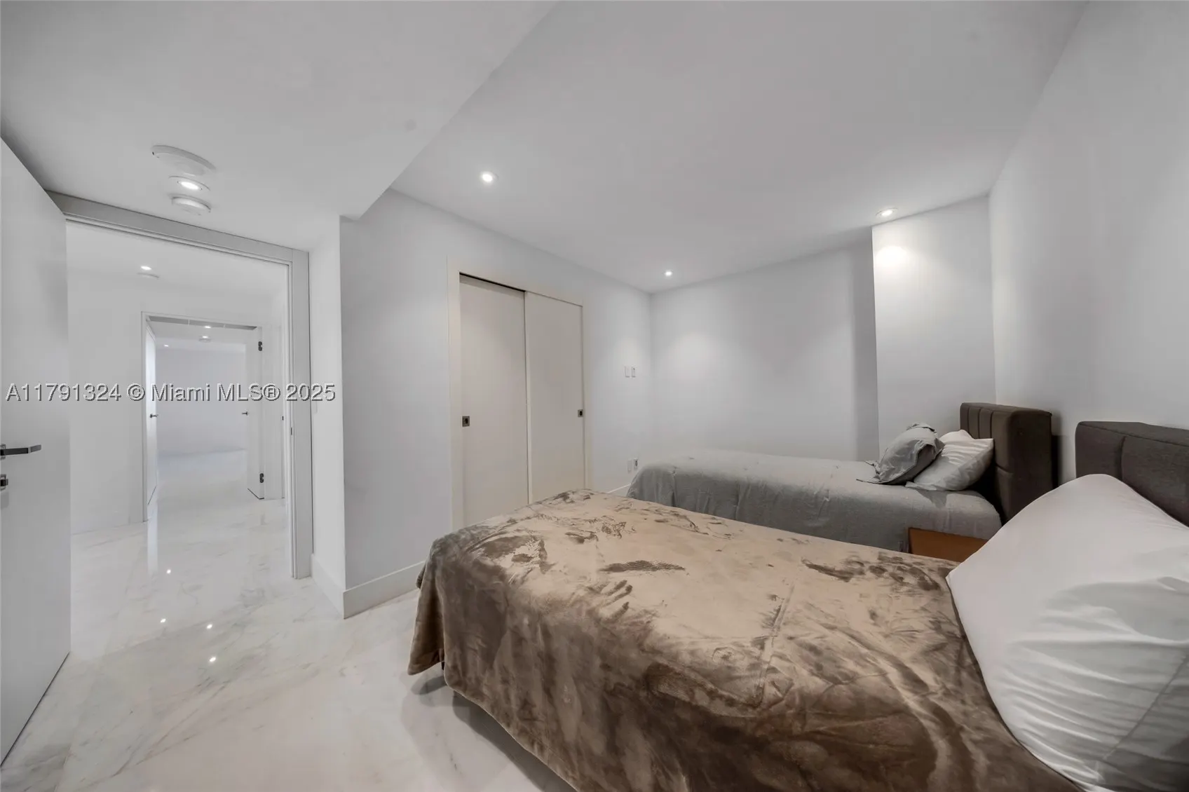 9801 Collins Ave #17R