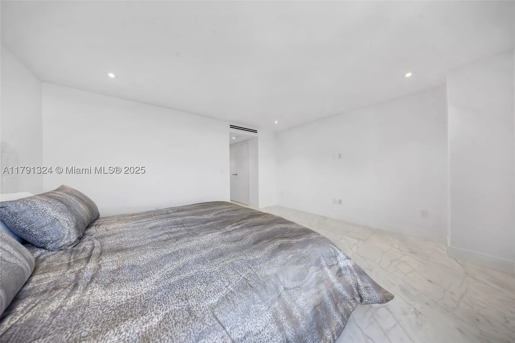 9801 Collins Ave #17R