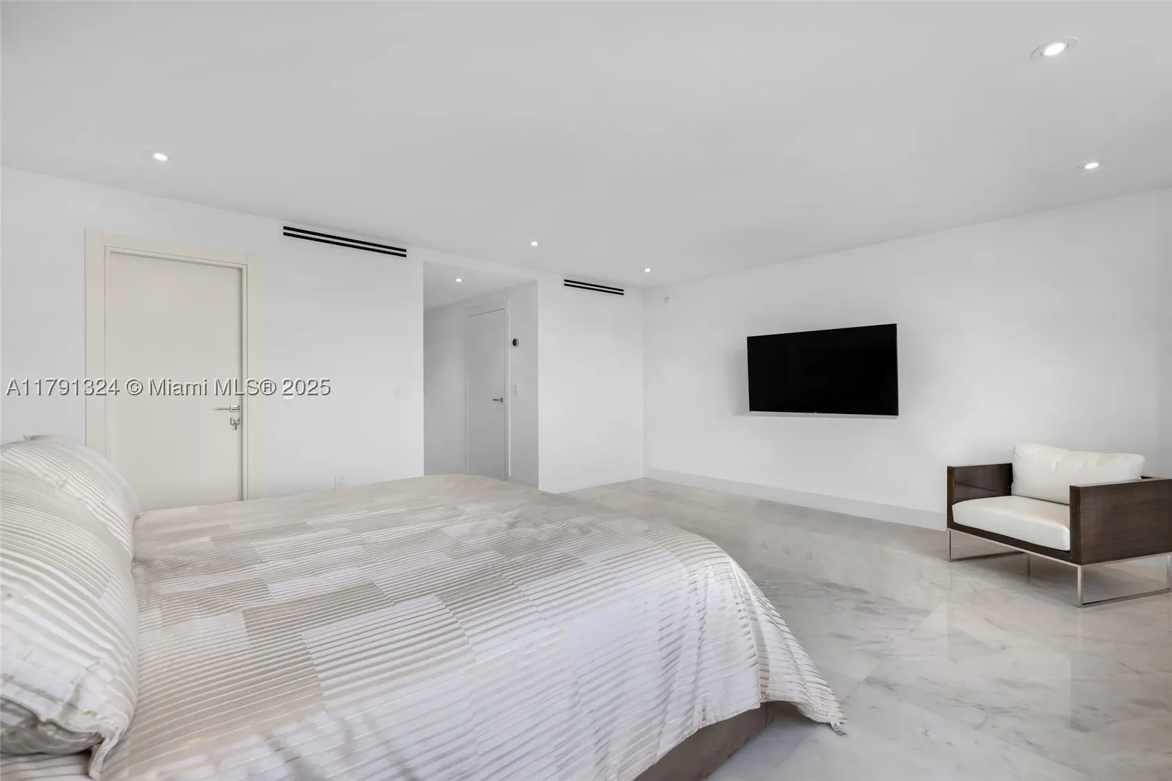 9801 Collins Ave #17R