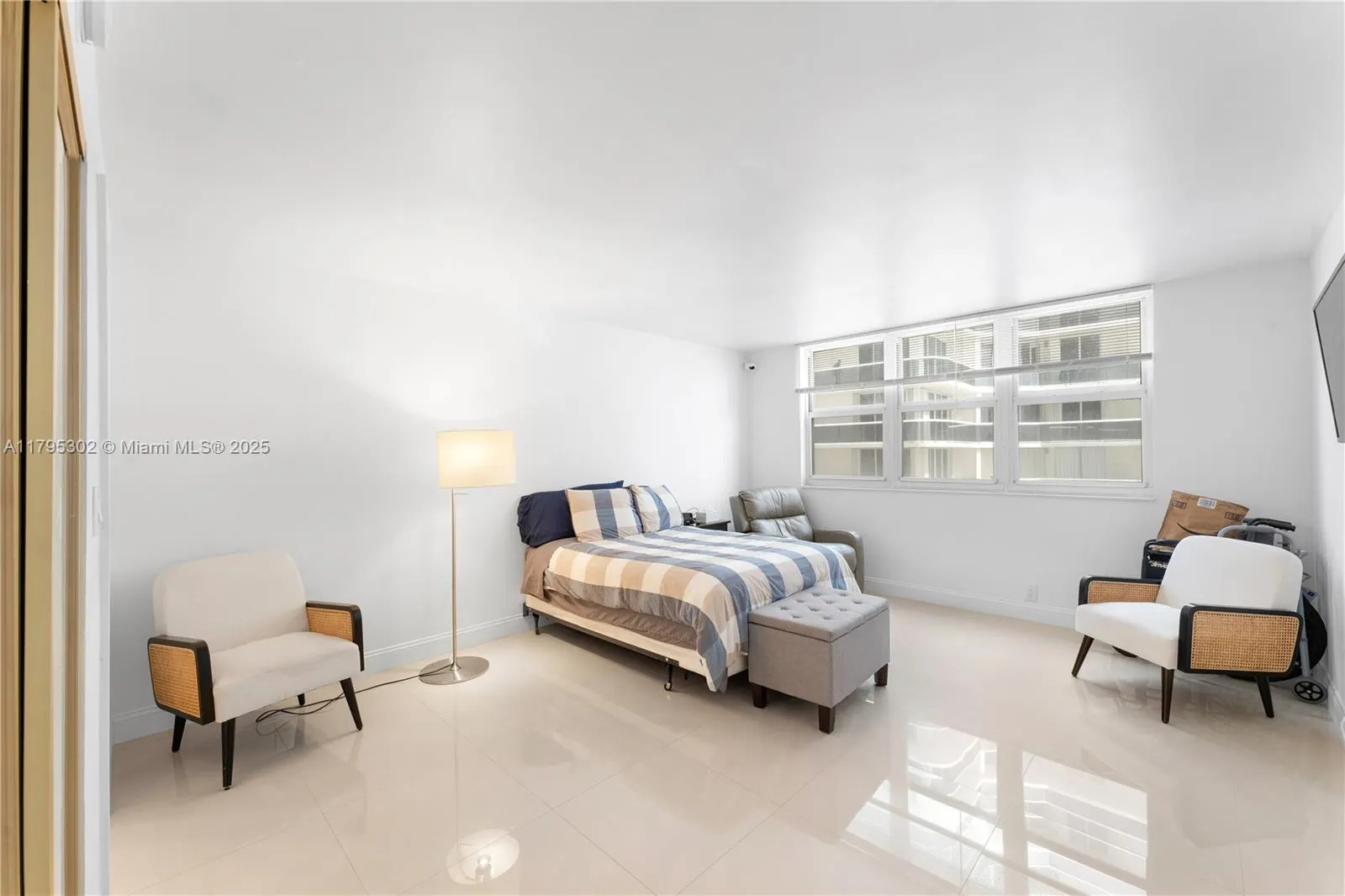 9511 Collins Ave #301