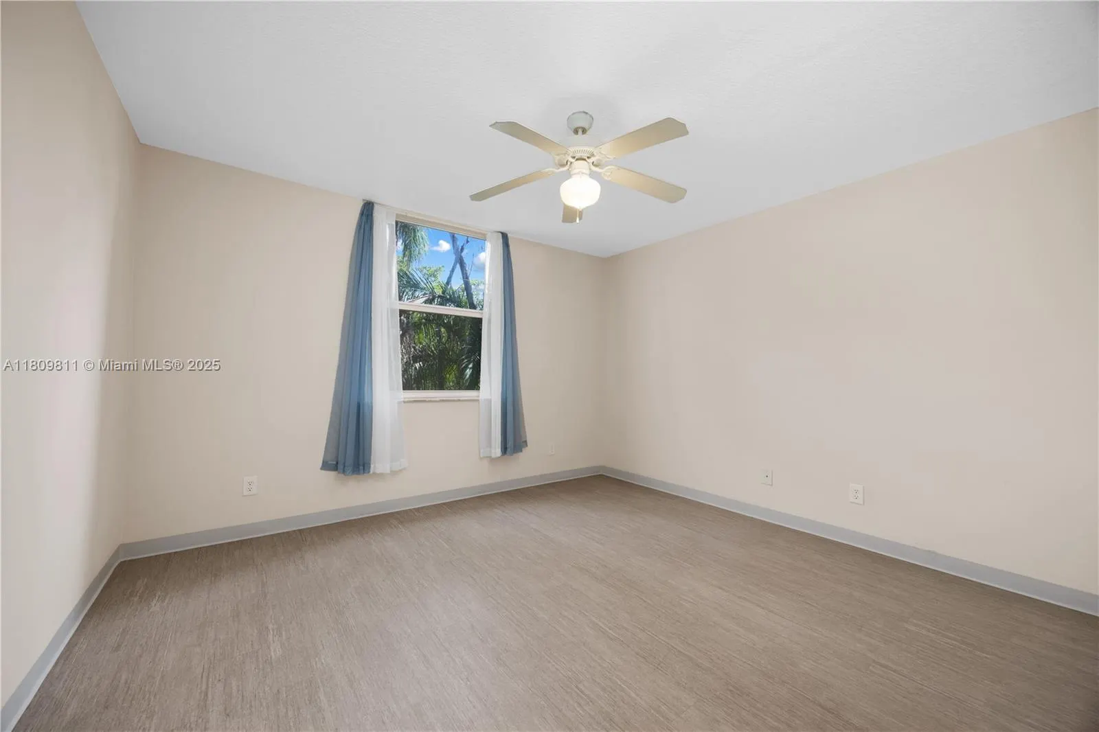 529 E Sheridan St, #2061