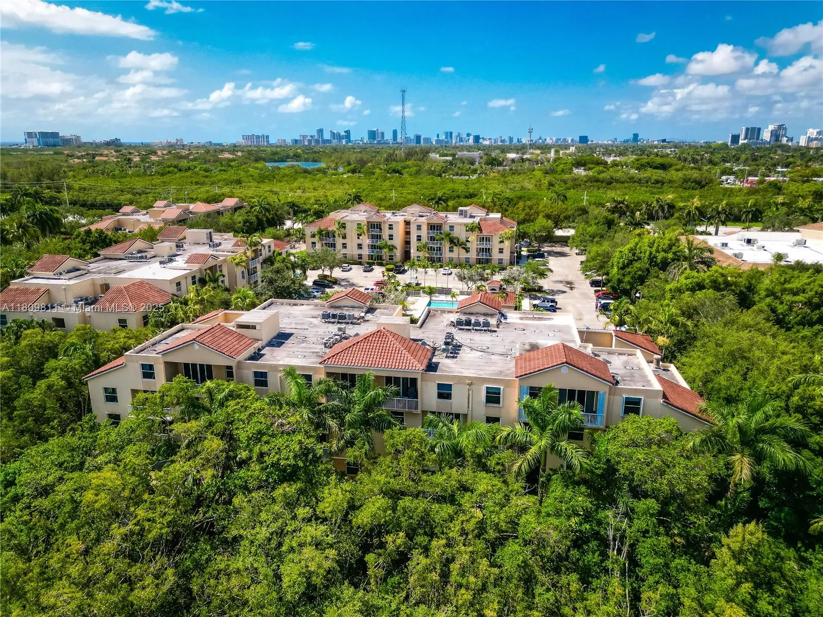 529 E Sheridan St, #2061