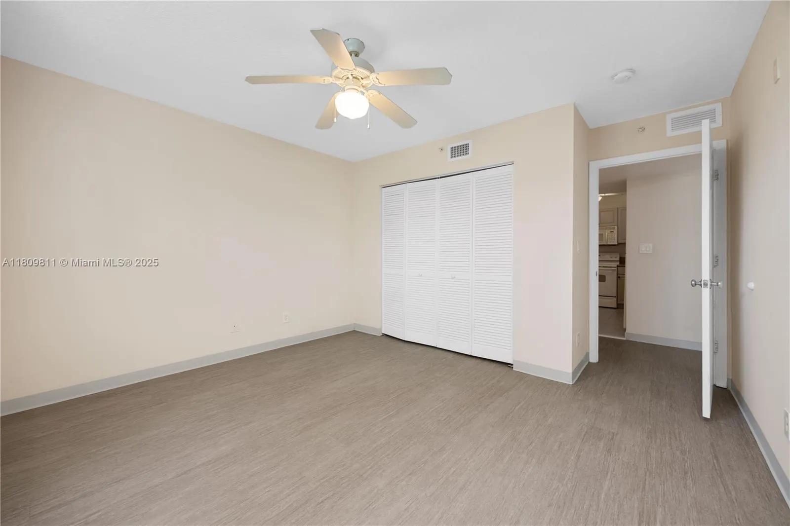 529 E Sheridan St, #2061