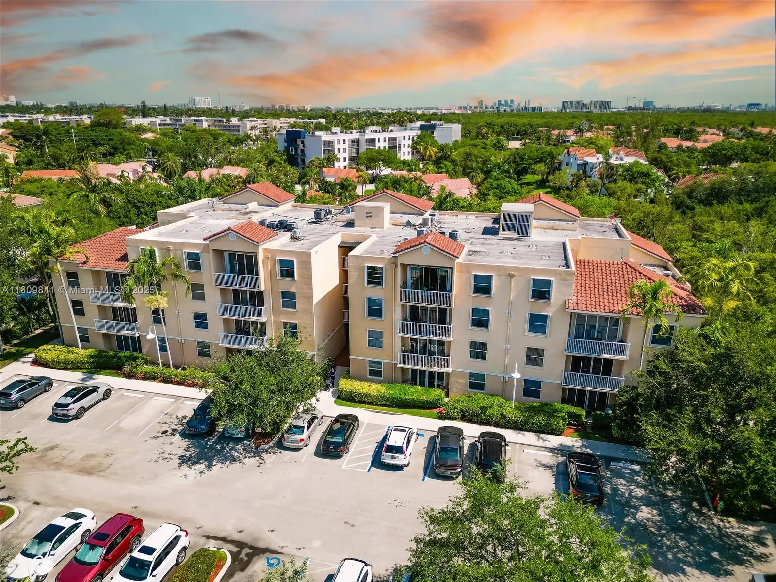 529 E Sheridan St, #2061