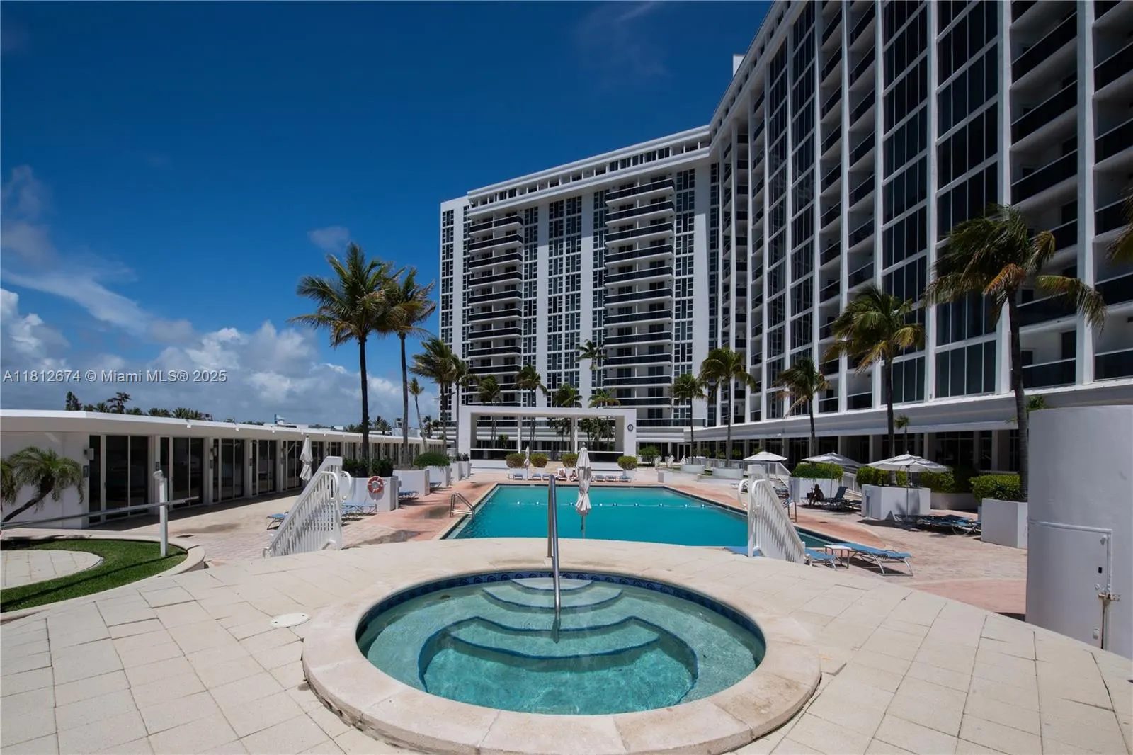 10275 Collins Ave, #330