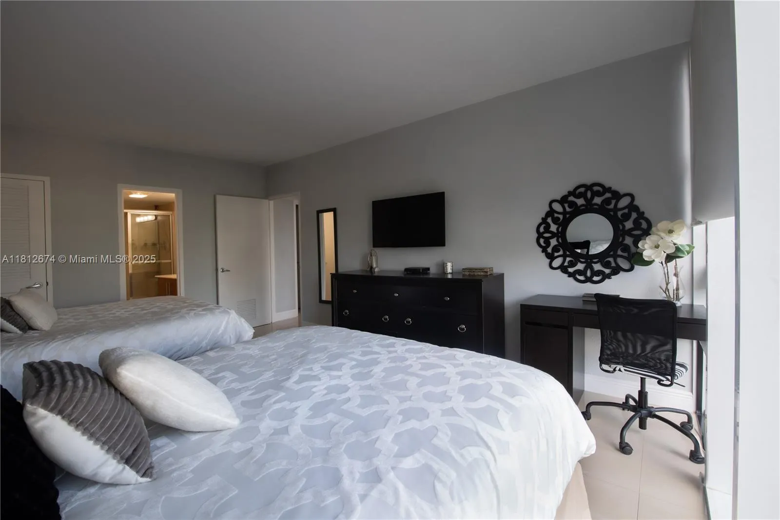 10275 Collins Ave, #330