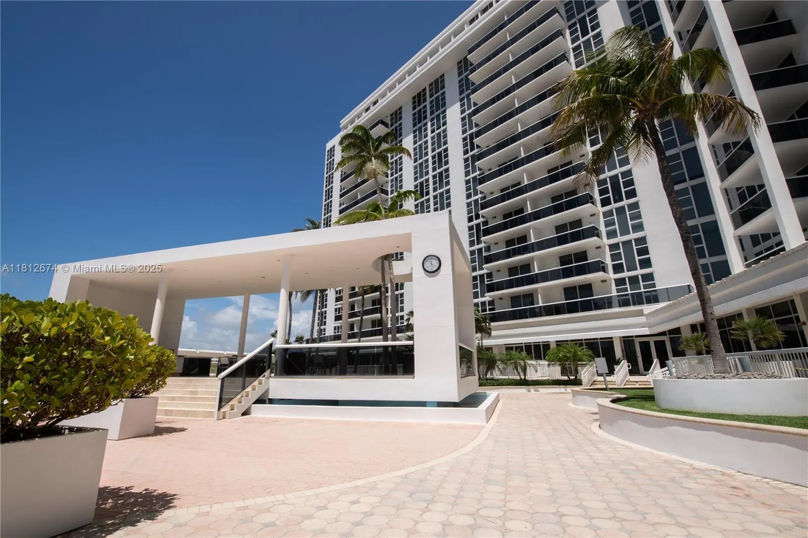 10275 Collins Ave, #330