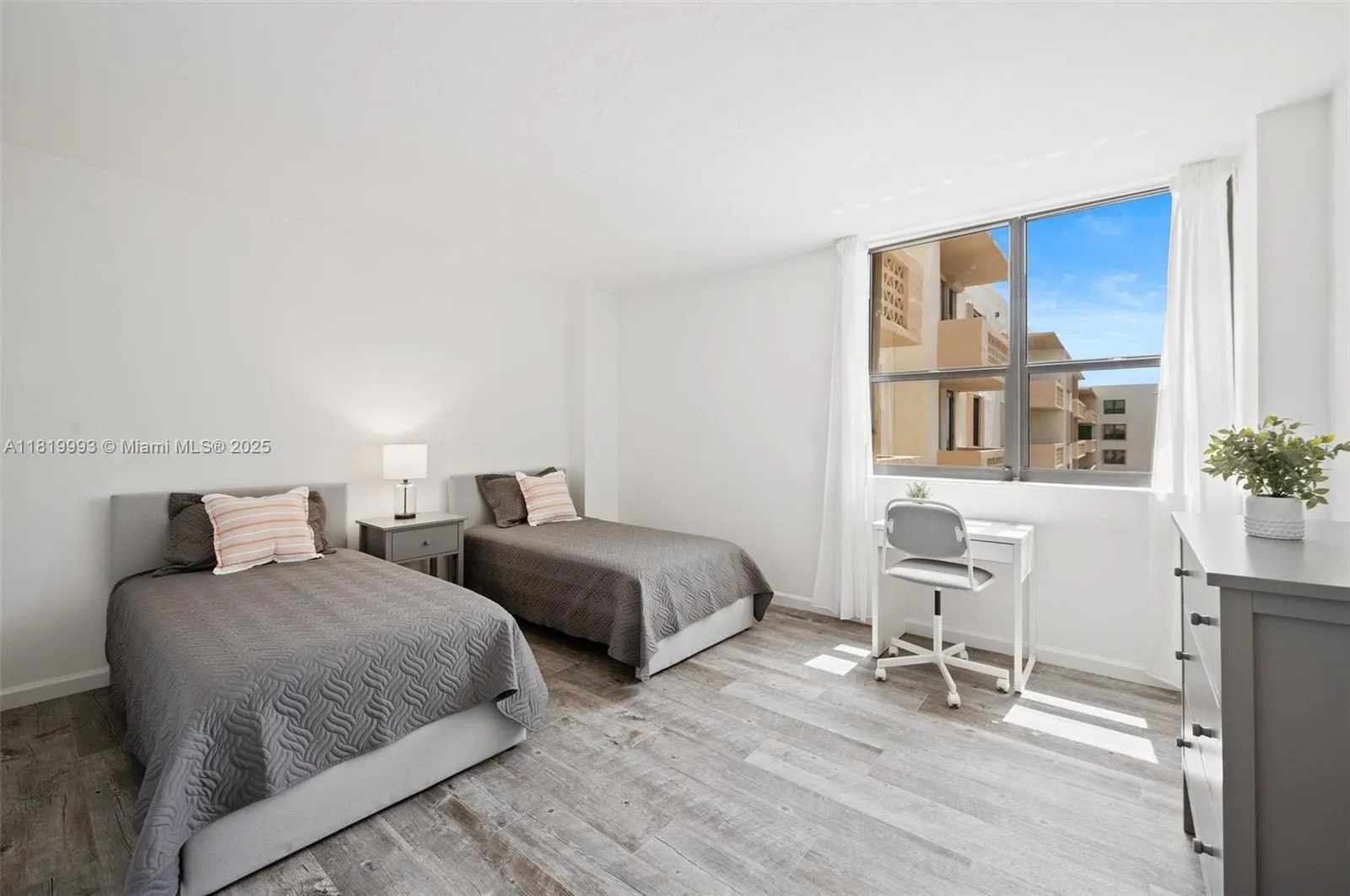 10185 Collins Ave, #1508