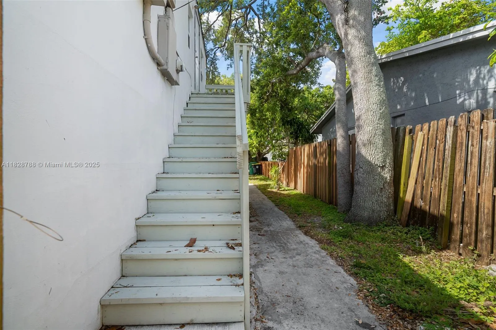 212 SW 11th St