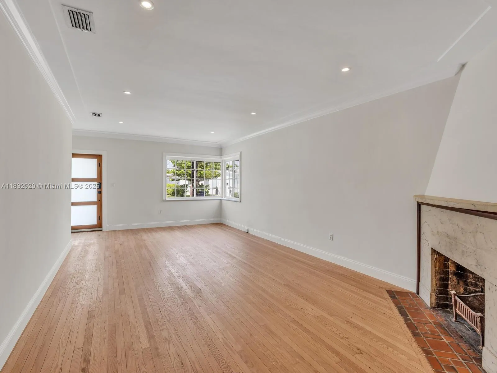 9033 Carlyle Ave