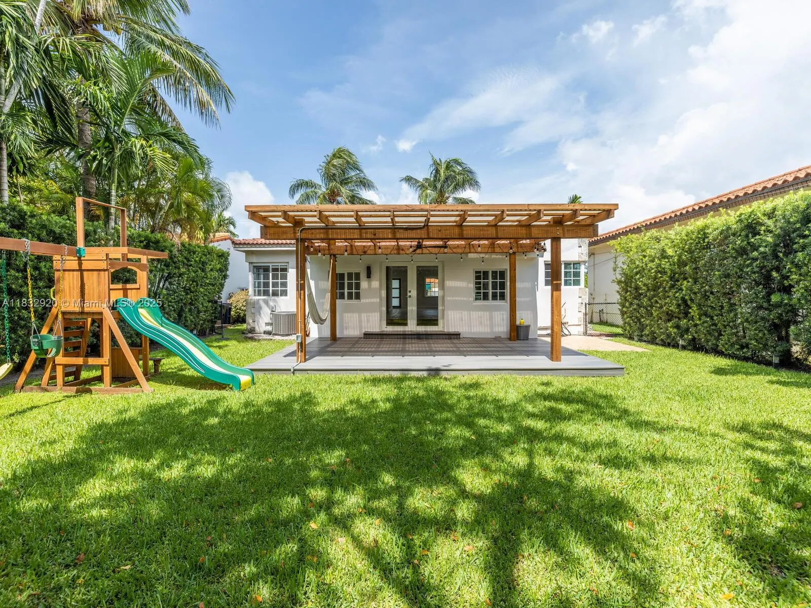 9033 Carlyle Ave