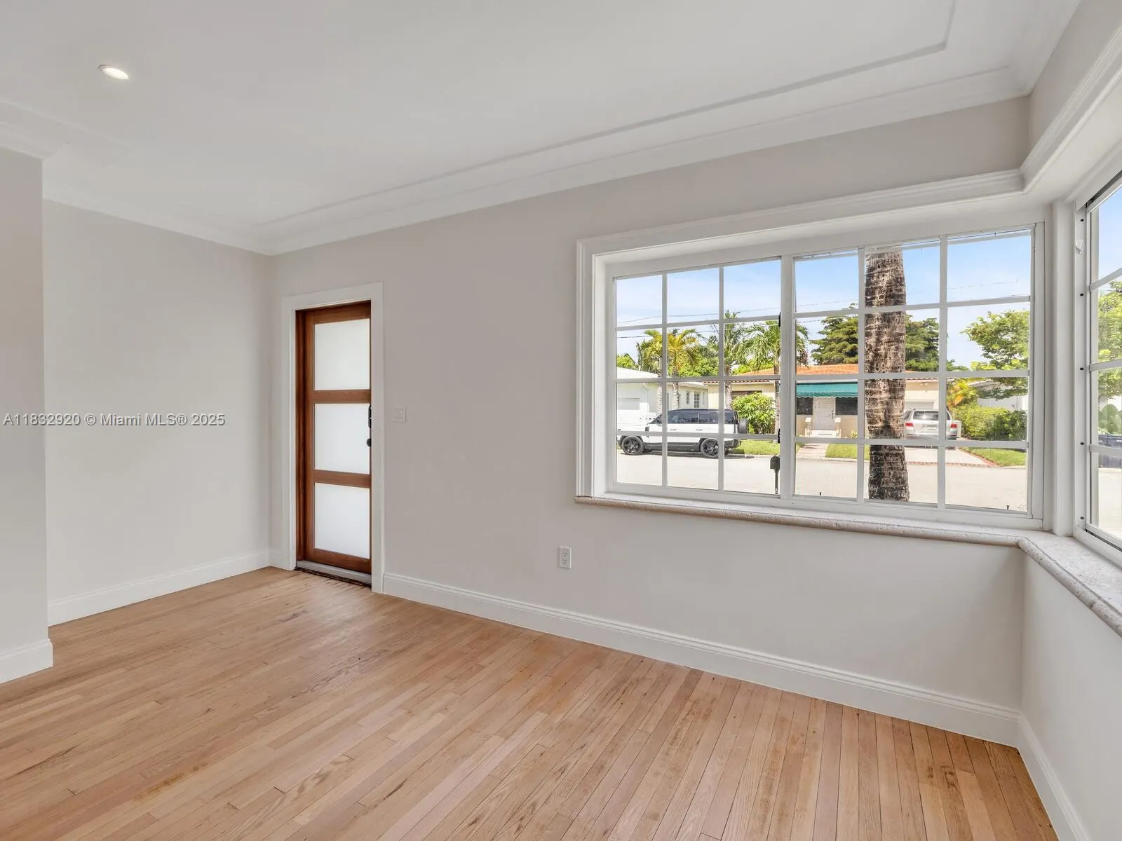 9033 Carlyle Ave