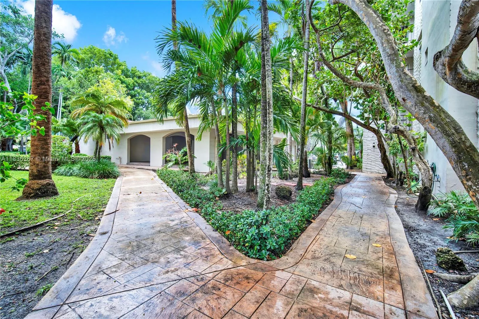 6886 N Kendall Dr, #D102