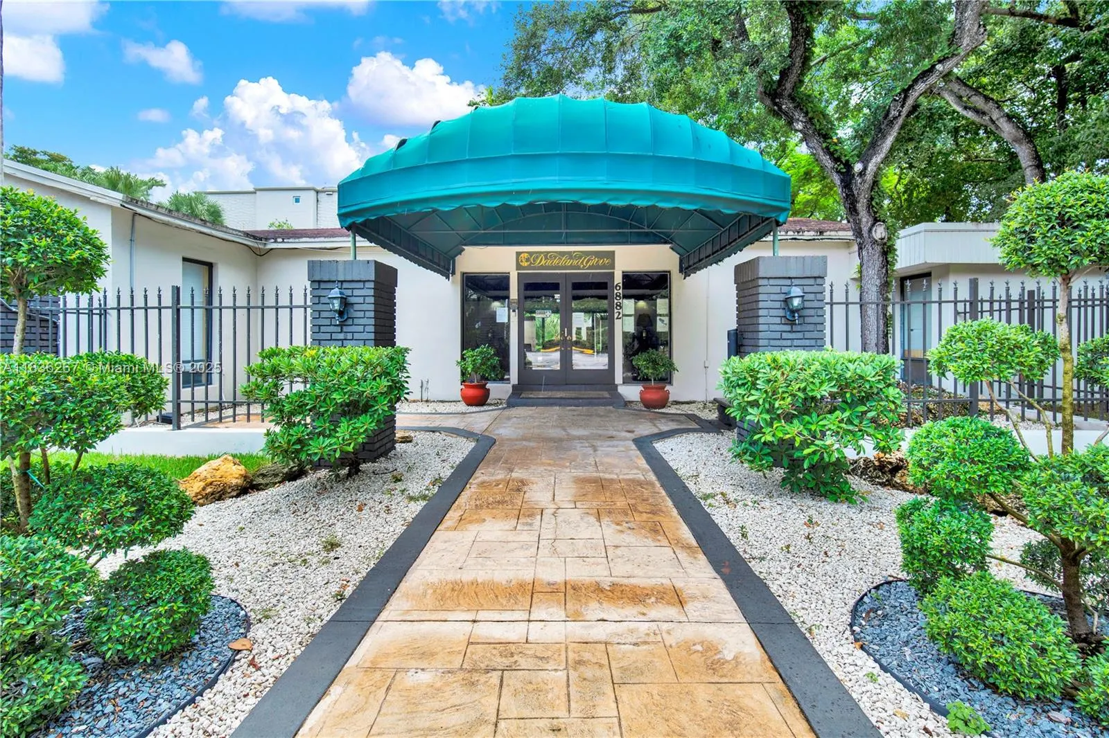 6886 N Kendall Dr, #D102