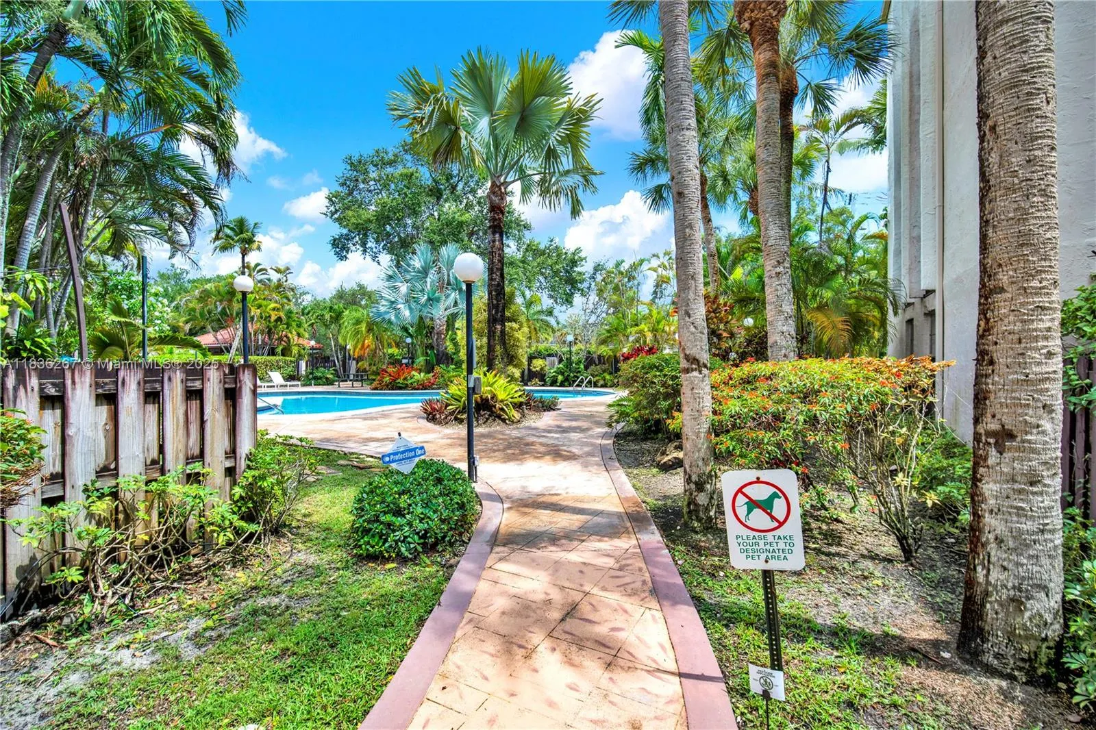 6886 N Kendall Dr, #D102