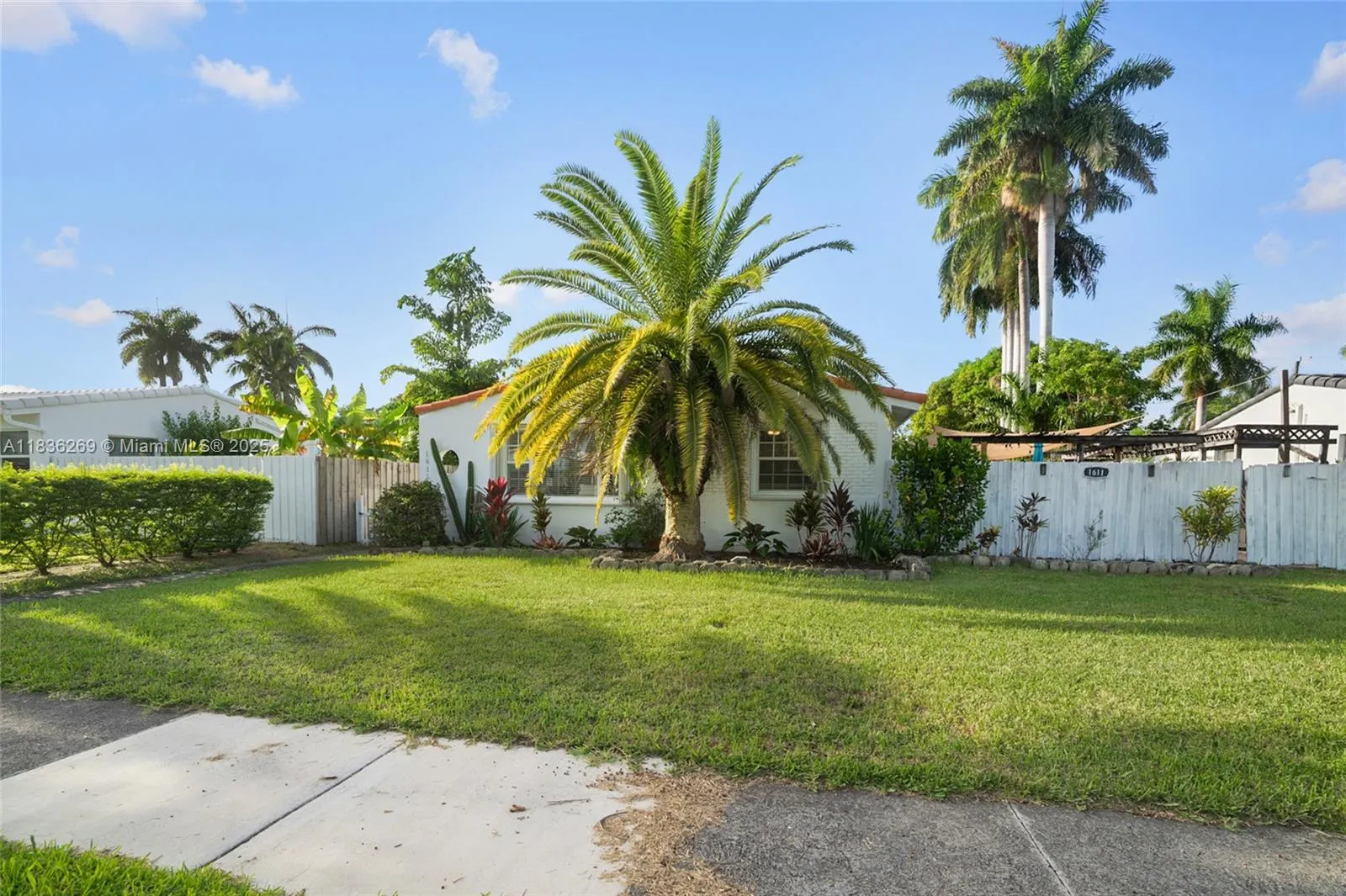 1611 Mayo Streeet
