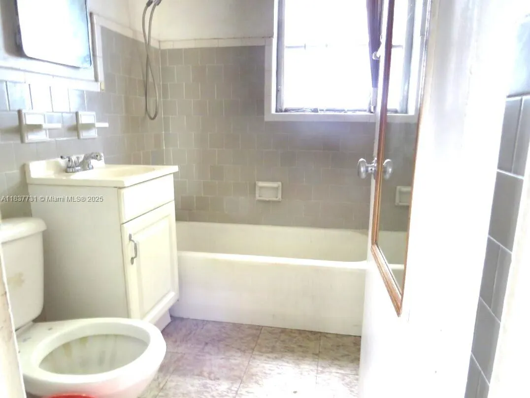 525 NW 16th St