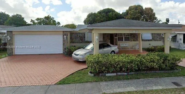 292 W 39th Pl