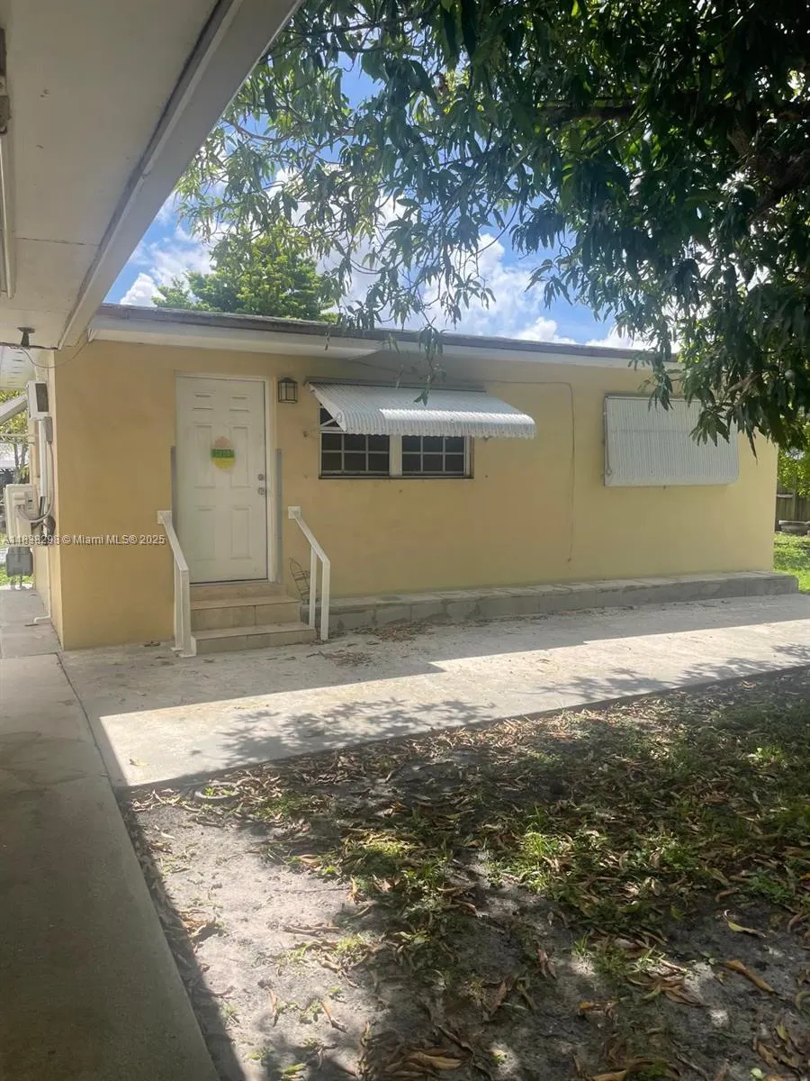 292 W 39th Pl