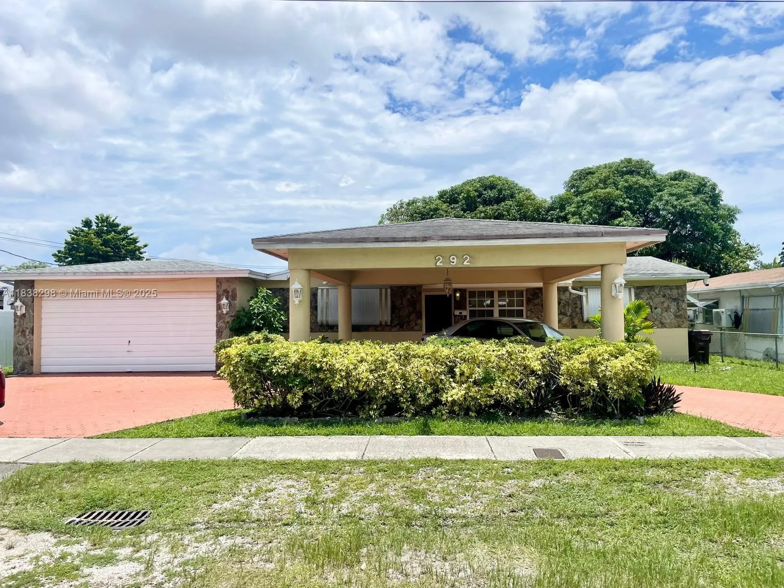 292 W 39th Pl
