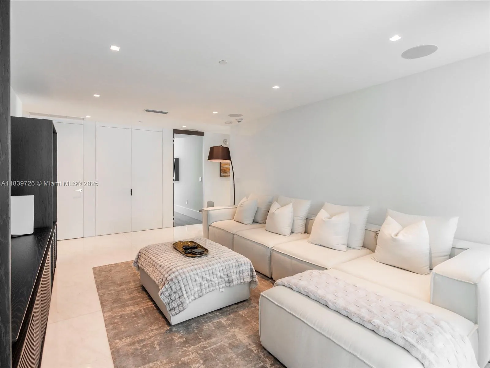 17475 Collins Ave, #1001