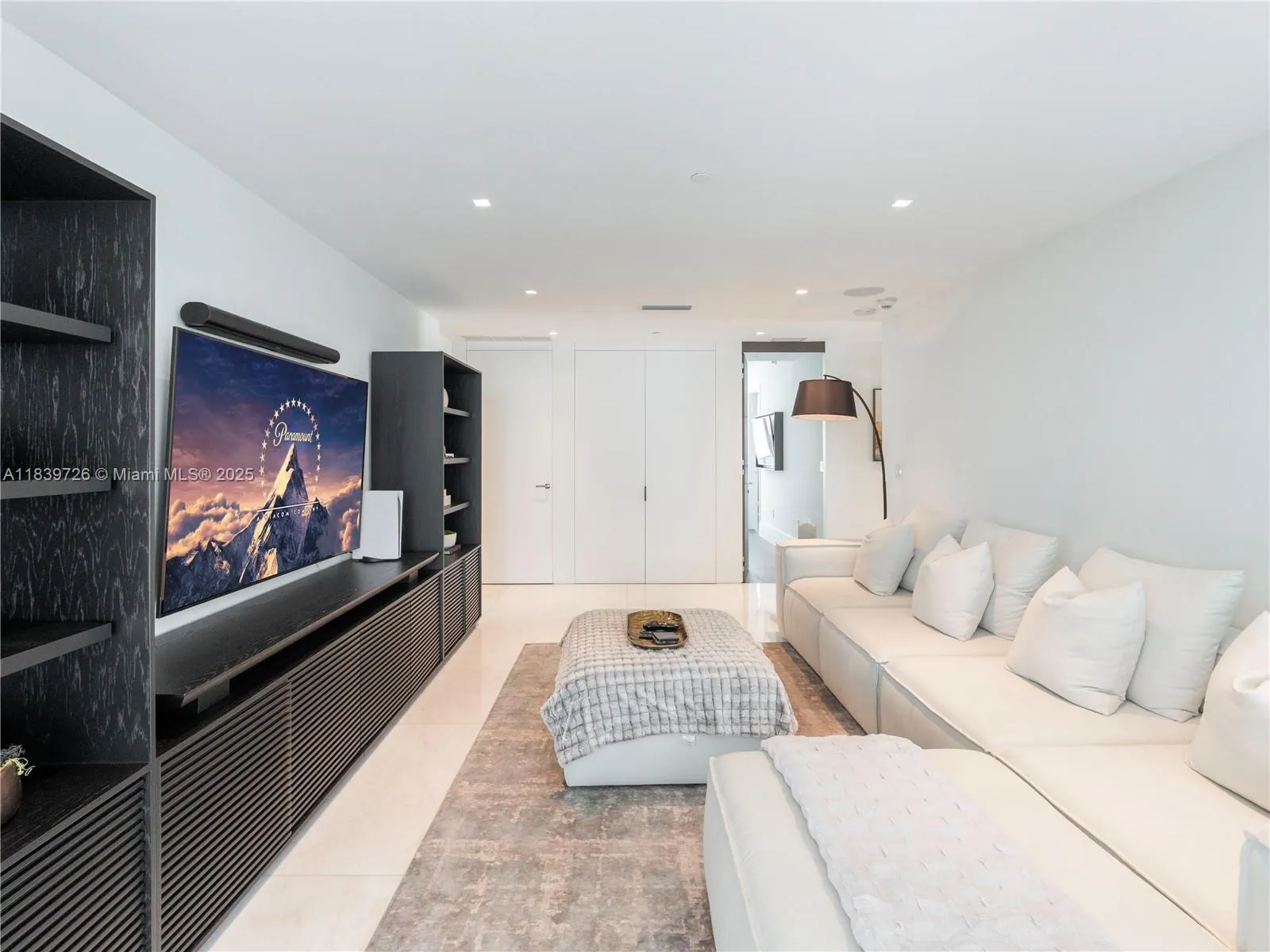 17475 Collins Ave, #1001