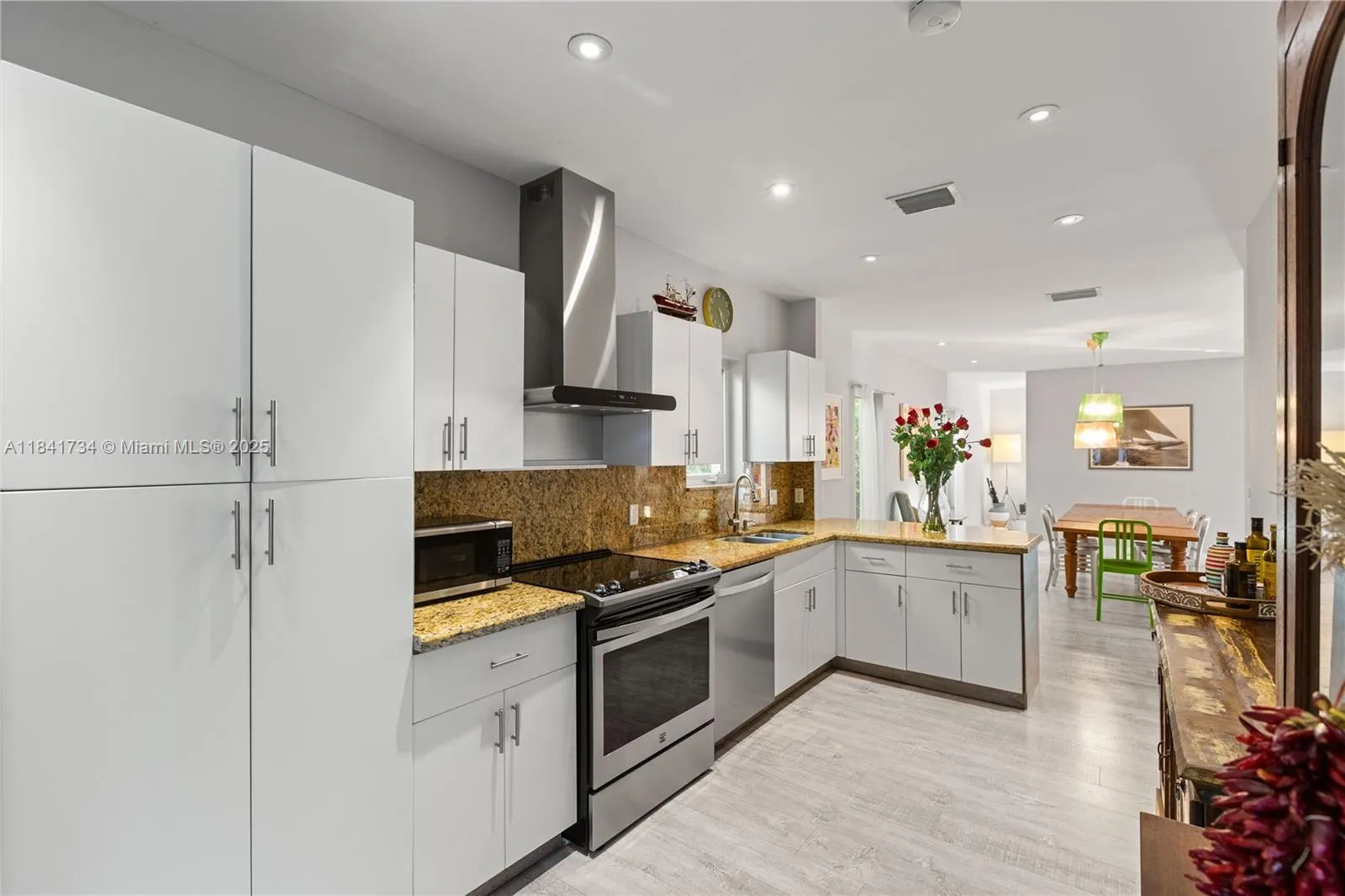 737 Alhambra Cir