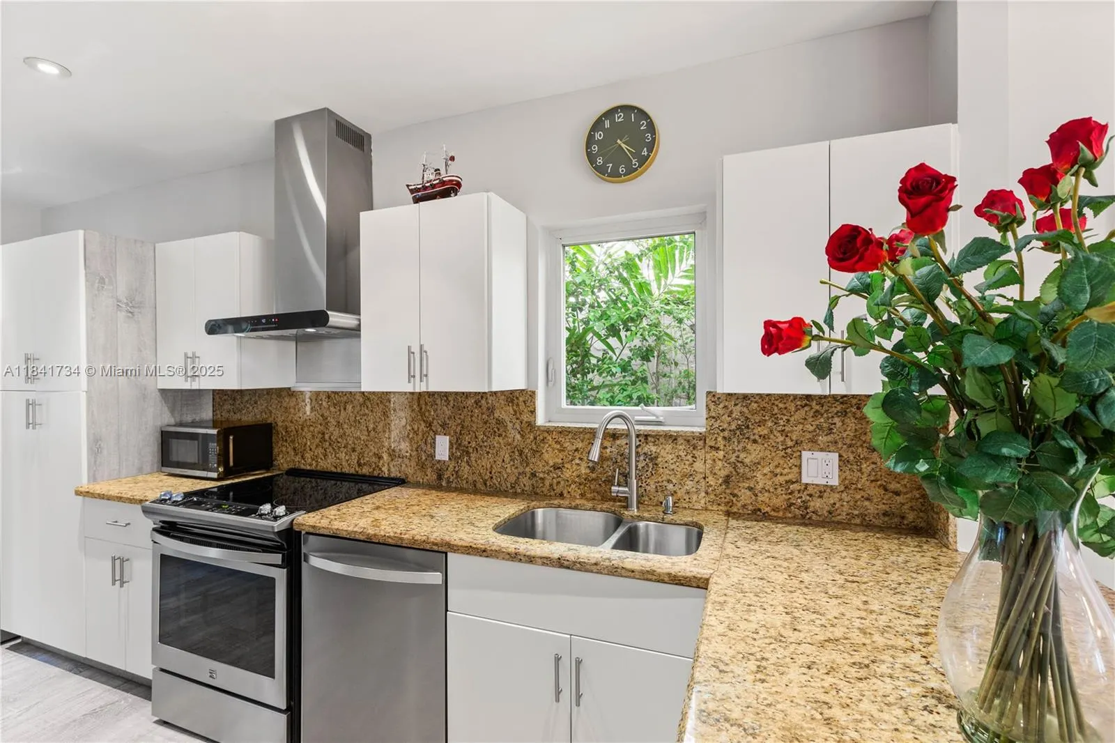737 Alhambra Cir