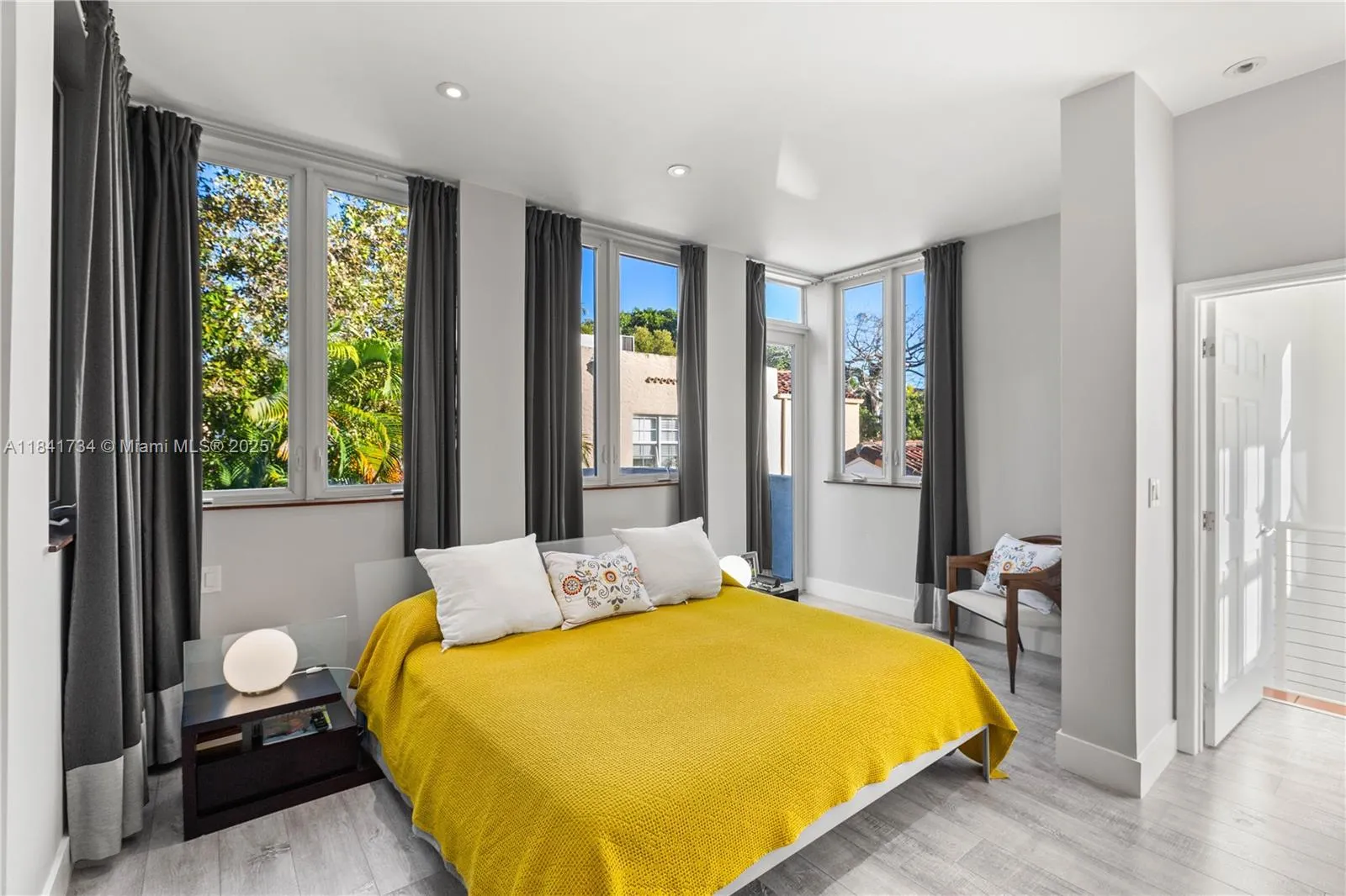 737 Alhambra Cir