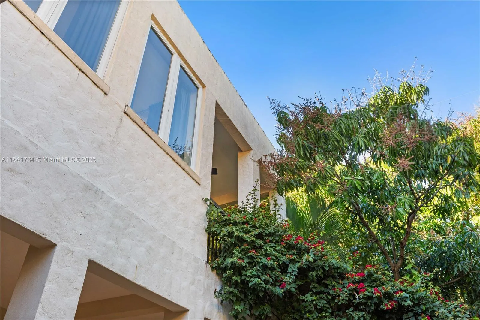 737 Alhambra Cir