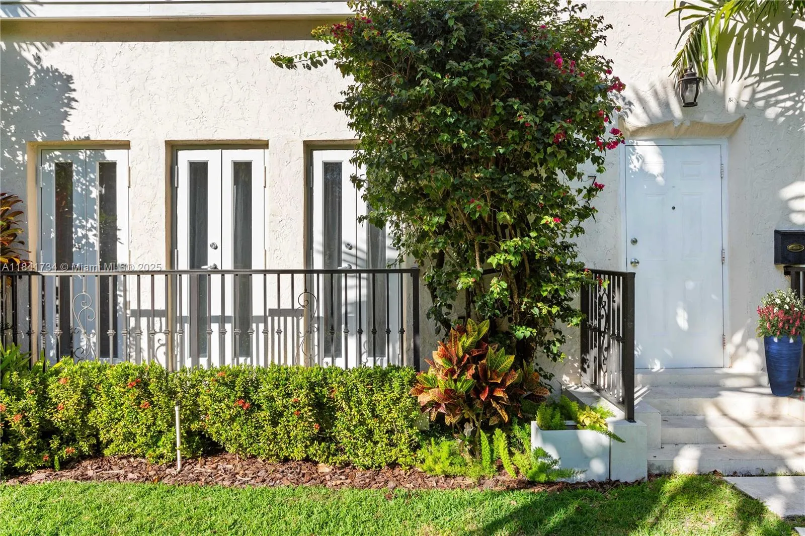 737 Alhambra Cir
