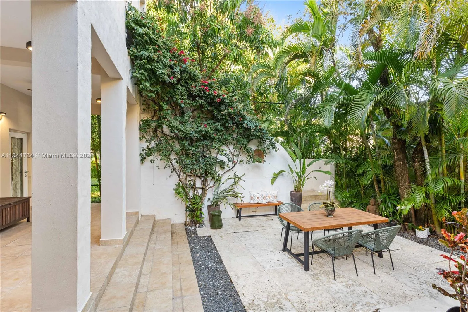 737 Alhambra Cir