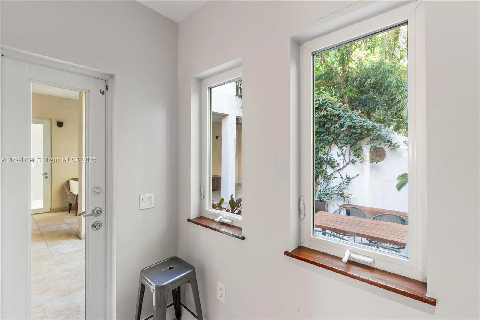 737 Alhambra Cir
