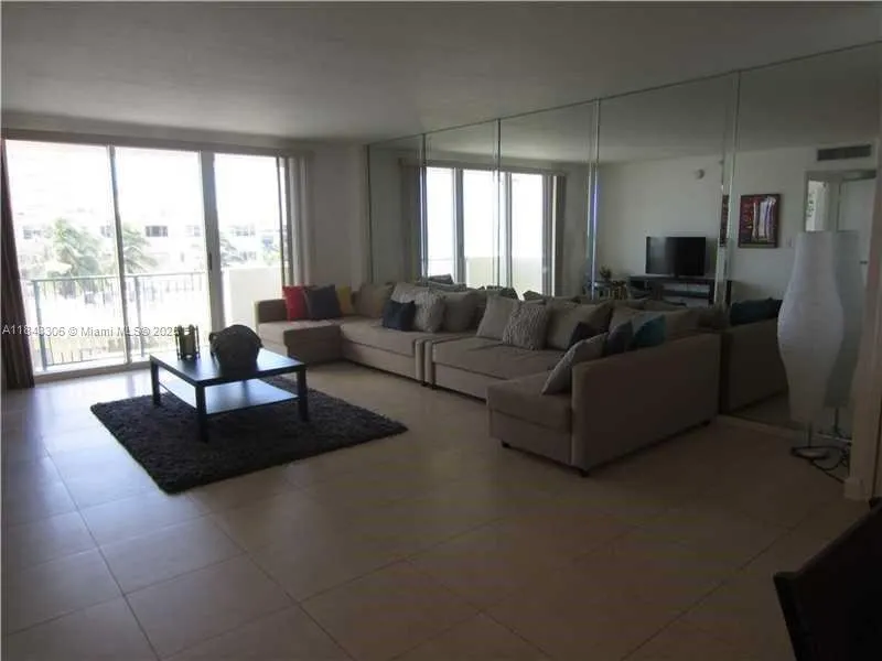 9195 Collins Ave, #504